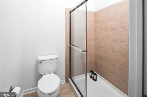 225 Sparrow Dr, Trenton NJ 08690-2464 exterior