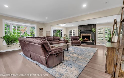 23 Oxford Dr, Tinton Falls NJ 07712-3265 exterior