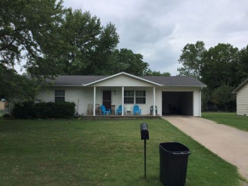 408 Kansas Dr, Iola, KS 66749-2708