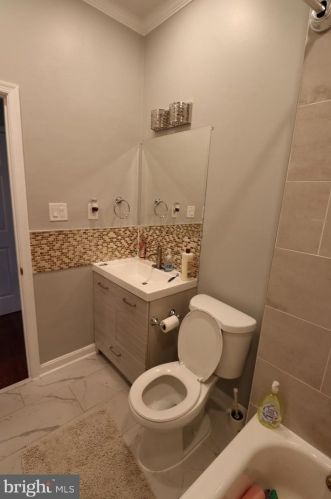 8005 Lake Pleasant Dr, Springfield VA  22153-3005 exterior