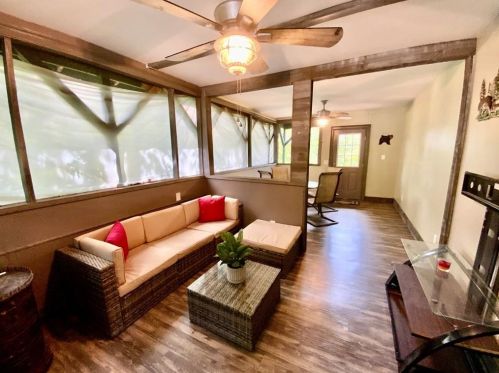 216 7th St, Ellijay, GA 30540-9377