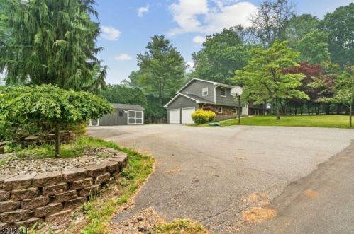 13 Hunters Ln, Andover, NJ 07821-3302