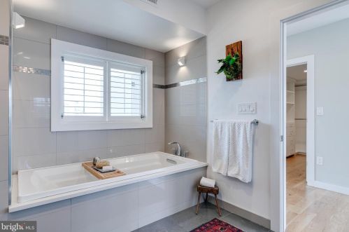 720 4 St, Philadelphia PA 19147-3127 exterior