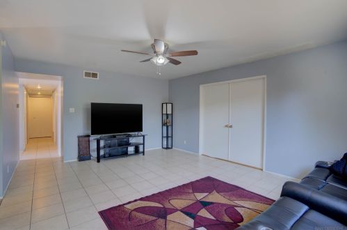 130 Riviera Dr, Oceanside, CA 92054-3831