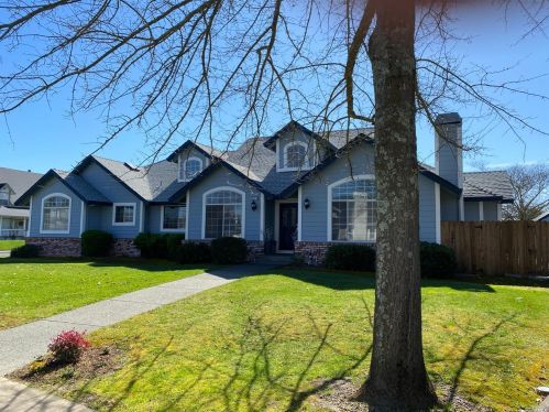 229 Grove St, Windsor, CA 95492-7905