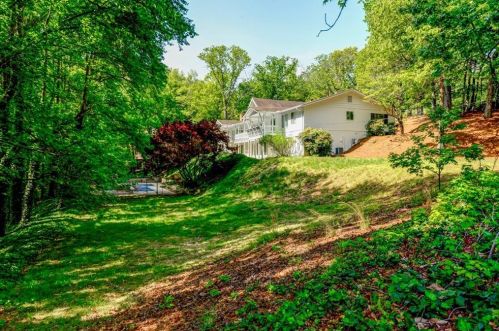 330 Glen Lake Dr, Atlanta GA  30327-4820 exterior