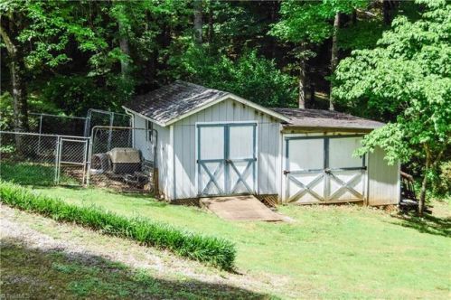 190 Mitchell Cove Rd, Elkin, NC 28621-8737