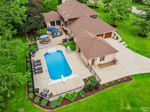 7235 Bonnie Dr, Bull Valley, IL 60014-6638