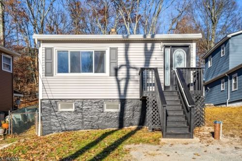 16 Coolidge Trl, Hopatcong, NJ 07843-1516