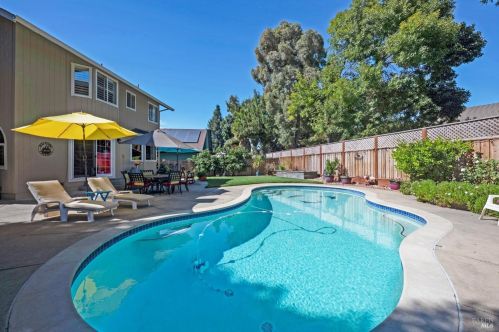 699 Natalie Dr, Windsor, CA 95492-7941