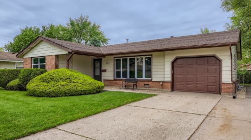 352 Maple Ln, Elk Grove Vlg, IL 60007-4448