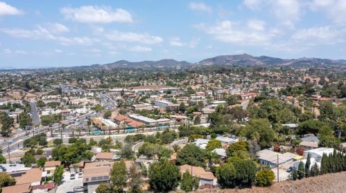 835 Phillips St, Vista CA  92083-7108 exterior