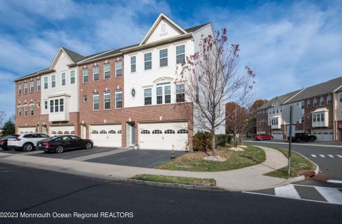 16 Pate Dr, Middletown, NJ 07748-1725