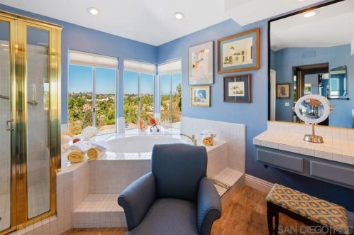 1597 Parkview Dr, Vista CA  92081-8750 exterior