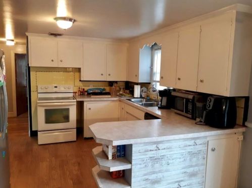 7 Petansett Ct, Warwick, RI 02888-3103