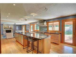 92 Buckingham Dr, Glastonbury, CT 06033-2733