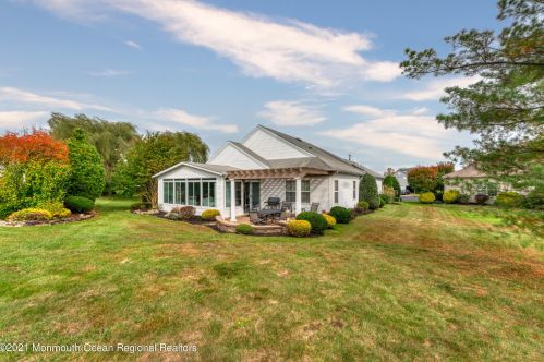 27 Valencia Dr, Lakehurst, NJ 08759-6192