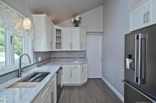 9 Norman Ave, Windsor Locks, CT 06096-2407