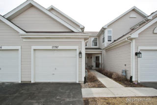 17797 Salisbury Dr, Gurnee, IL 60031-5202