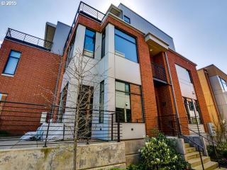 1716 Riverscape St, Portland, OR 97209-1803