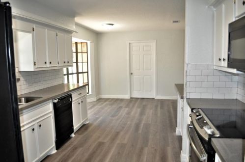 37 Colony Sq, Angleton TX 77515-3644 exterior