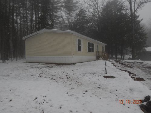 109 Pineland Dr, Winthrop, ME 04364-3122