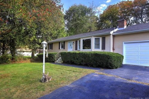 21 Colonial Dr, Waterbury, CT 06712-1554