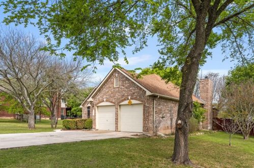 210 Meadow Woods Dr, Uhland, TX 78640-8834