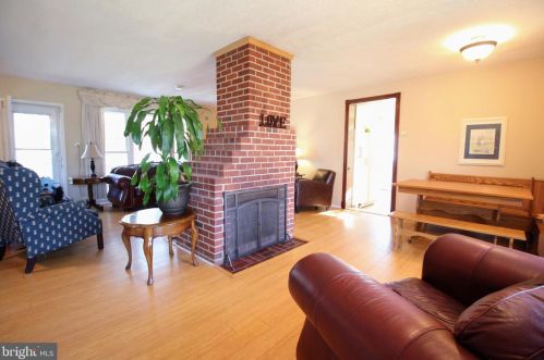 5901 Atteentee Rd, Springfield VA  22150-3906 exterior