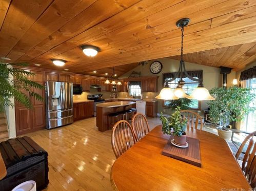 3 Evergreen Dr, Waterbury, CT 06716-2018