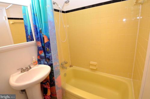 8715 Kenilworth Dr, Springfield VA  22151-1101 exterior