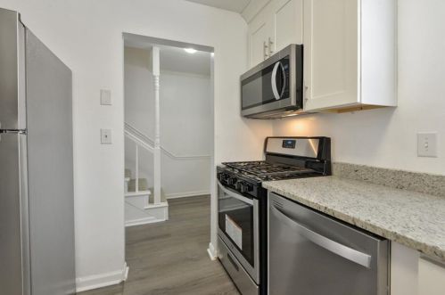 5550 Kingsport Dr, Atlanta GA  30342-1043 exterior