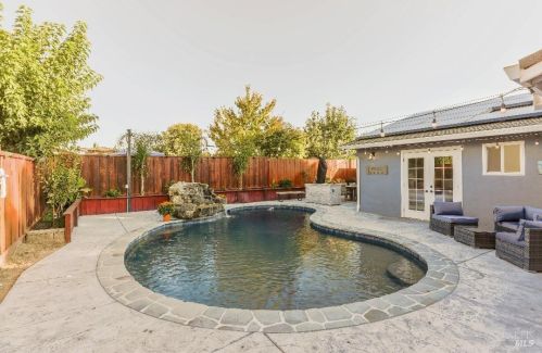 821 Yosemite Dr, Livermore, CA 94551-6032