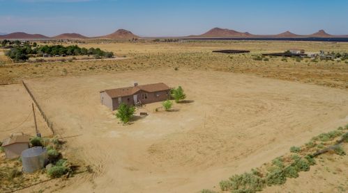 1575 Rawley Hill Ave, Mojave, CA 93501-7401