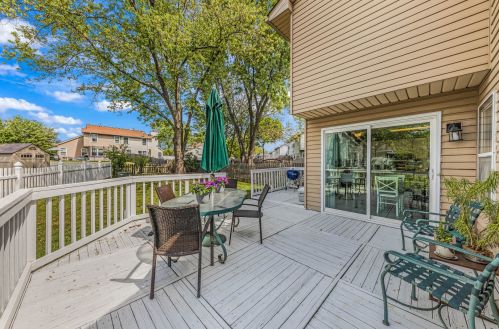 1098 Bradbury Cir, Carol Stream IL  60188-3904 exterior