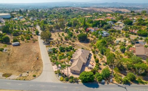 2021 Pleasant Heights Dr, Vista CA  92084-2844 exterior