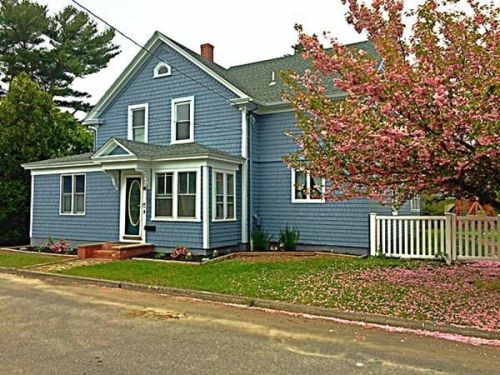 4 Cornell Ave, Warren, RI 02885-1919