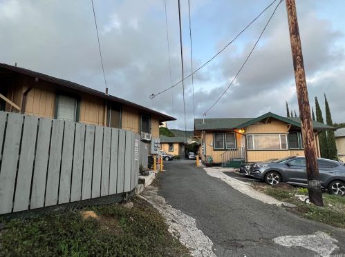 2816 Waialae Ave, Honolulu HI  96816-1510 exterior