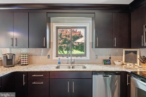 884 Salisbury Ct, Lancaster PA  17601-4481 exterior