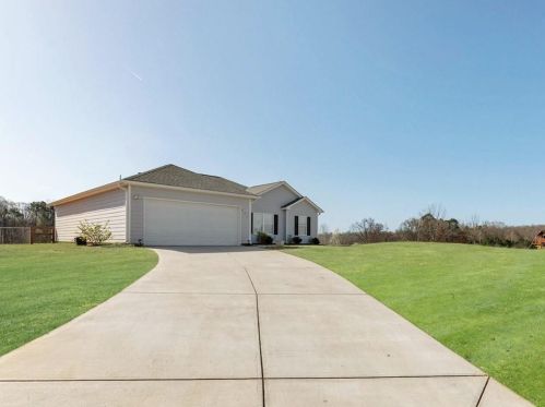 207 Grandview Dr, Jefferson, GA 30549-3759