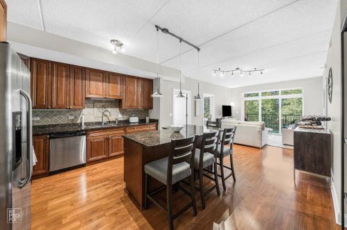 1670 Mill St, Des Plaines, IL 60016-4779