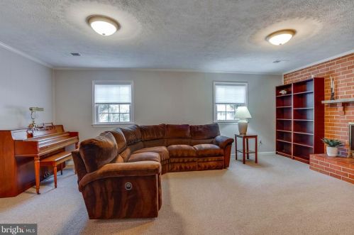 9001 Teddy Rae Ct, Springfield VA 22152-2644 exterior