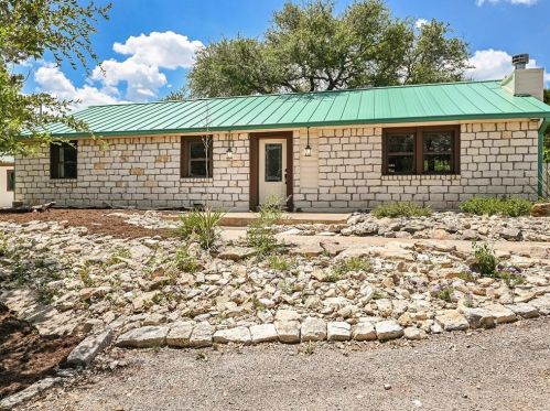 204 Twin Creek Cir, Mount Sharp, TX 78620-3022