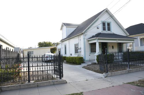 230 9th St, Santa Paula, CA 93060-4102