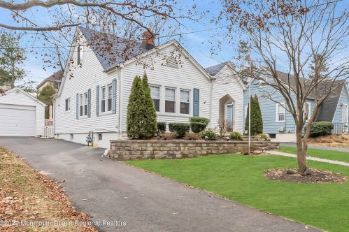 18 John St, Tinton Falls, NJ 07701-2338