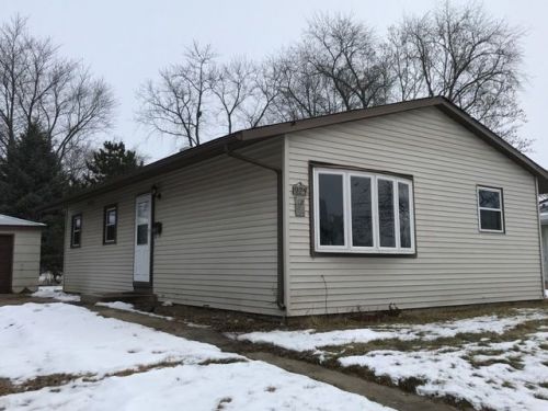 925 Berkley St, Carpentersville, IL 60110-1567