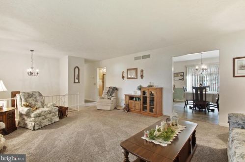 825 Dietz Rd, York, PA 17402-7828