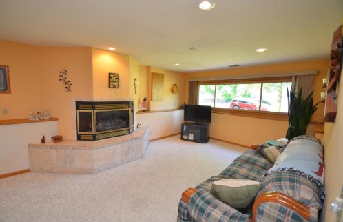 1663 Helena Rd, Saint Paul MN  55128-5524 exterior