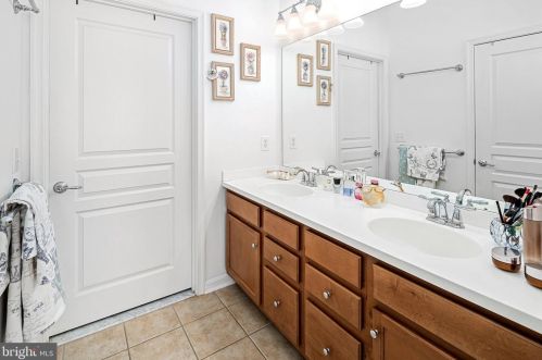 225 Sparrow Dr, Trenton NJ 08690-2464 exterior