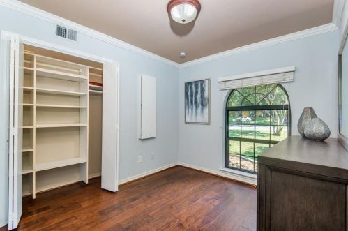 2711 Lakeview Ln, Carrollton TX exterior